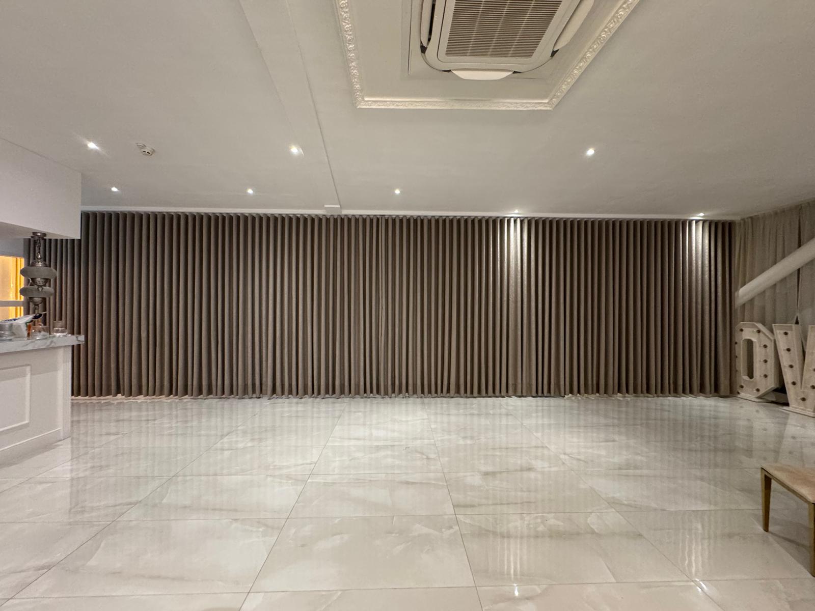 Overgordijnen in woonkamer