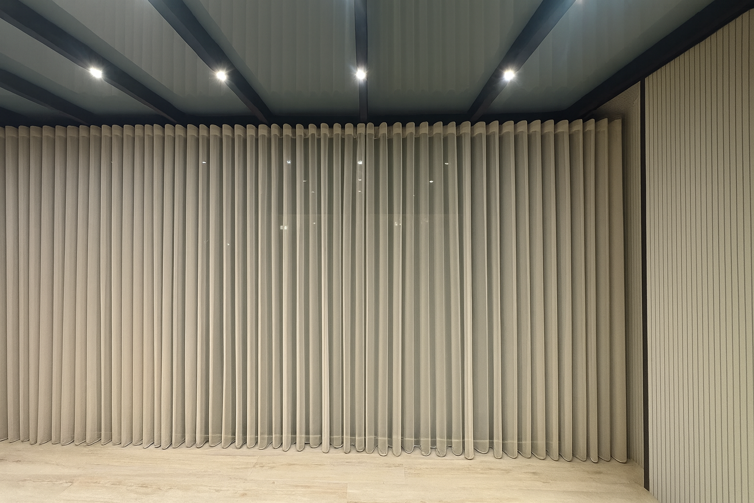 Vitrages in een lichte woonkamer