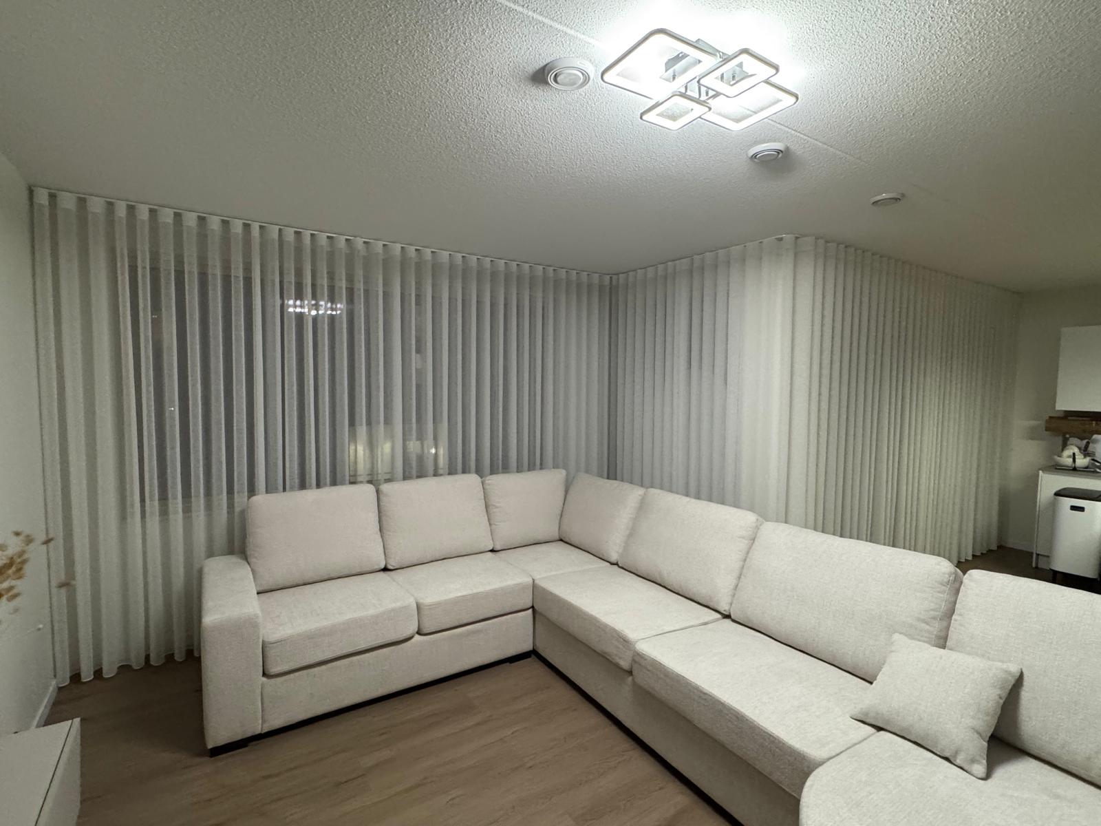 Vitrages gecombineerd met overgordijnen in de slaapkamer